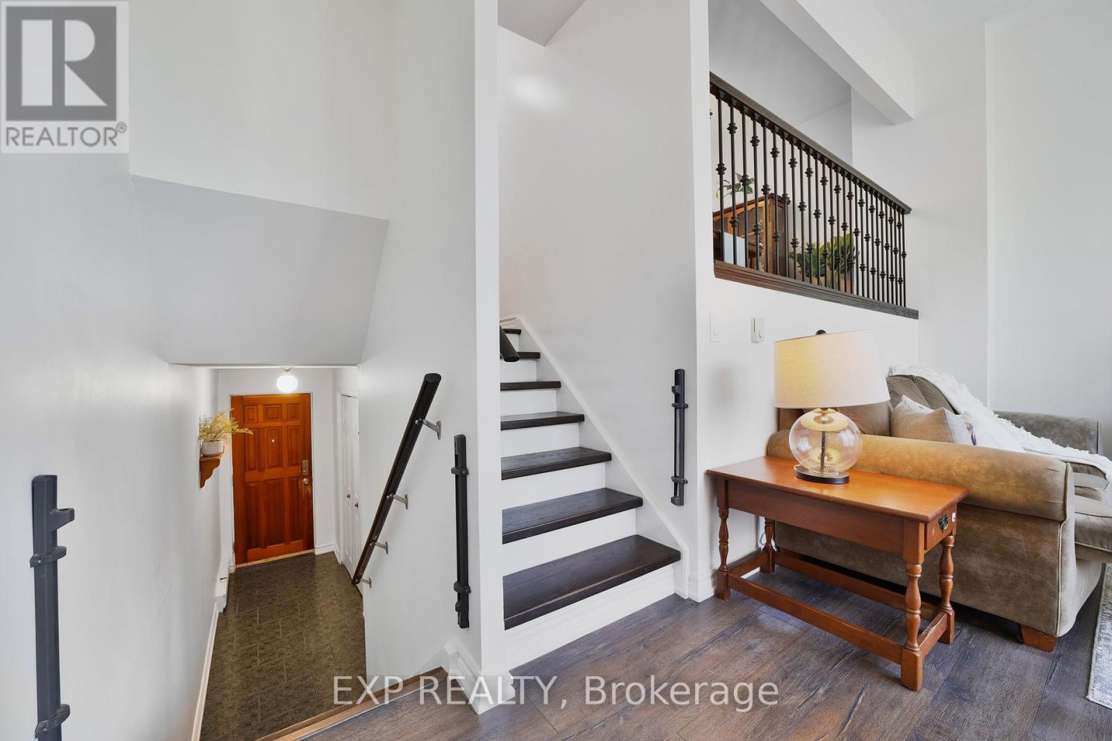 136 Darras Court, Brampton, Ontario  L6T 1W7 - Photo 7 - W12412920