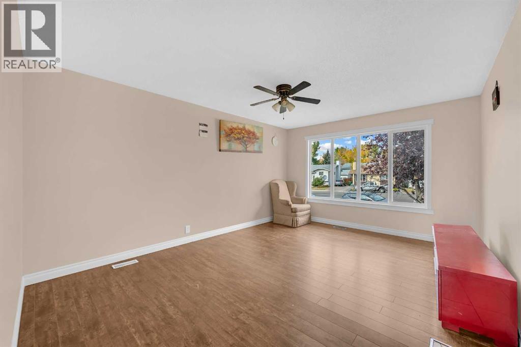 32 Fallingworth Place, Calgary, Alberta  T3J 1G5 - Photo 3 - A2248456