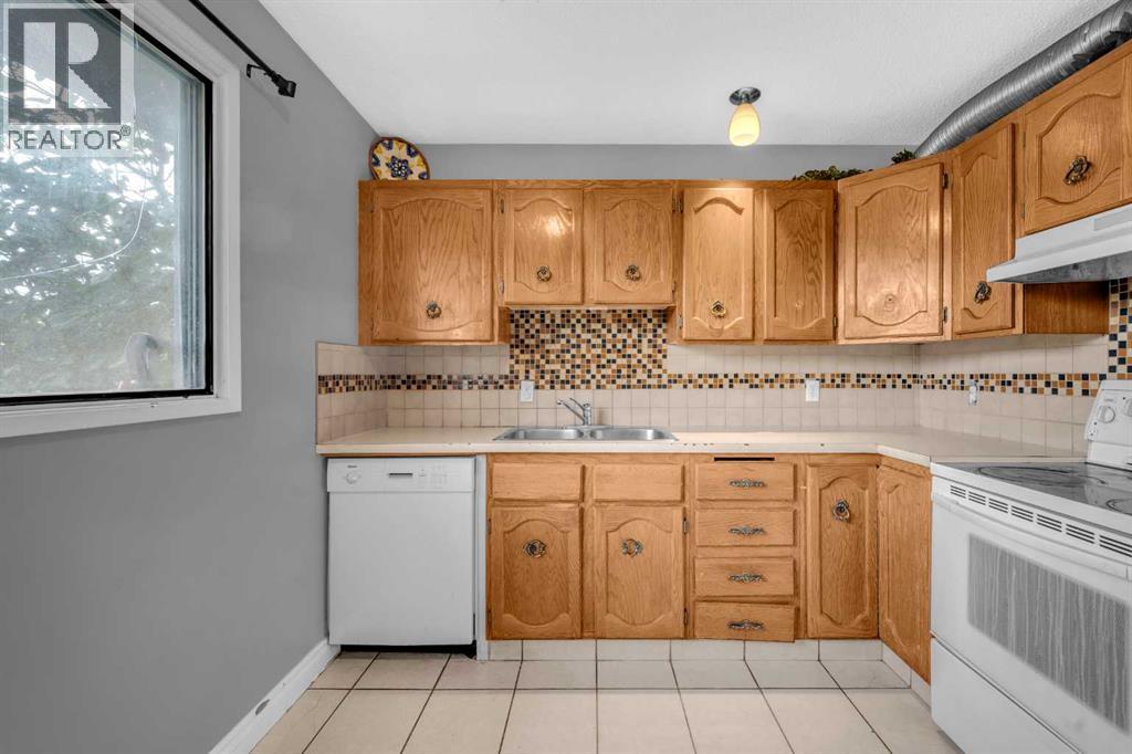 32 Fallingworth Place, Calgary, Alberta  T3J 1G5 - Photo 7 - A2248456