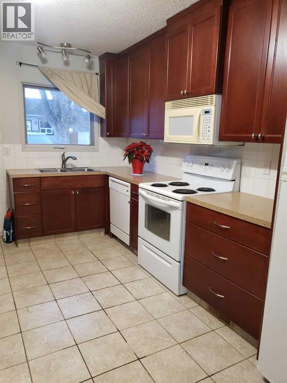 1910 7a Avenue N, Lethbridge, Alberta  T1H 0Z9 - Photo 2 - A2262315