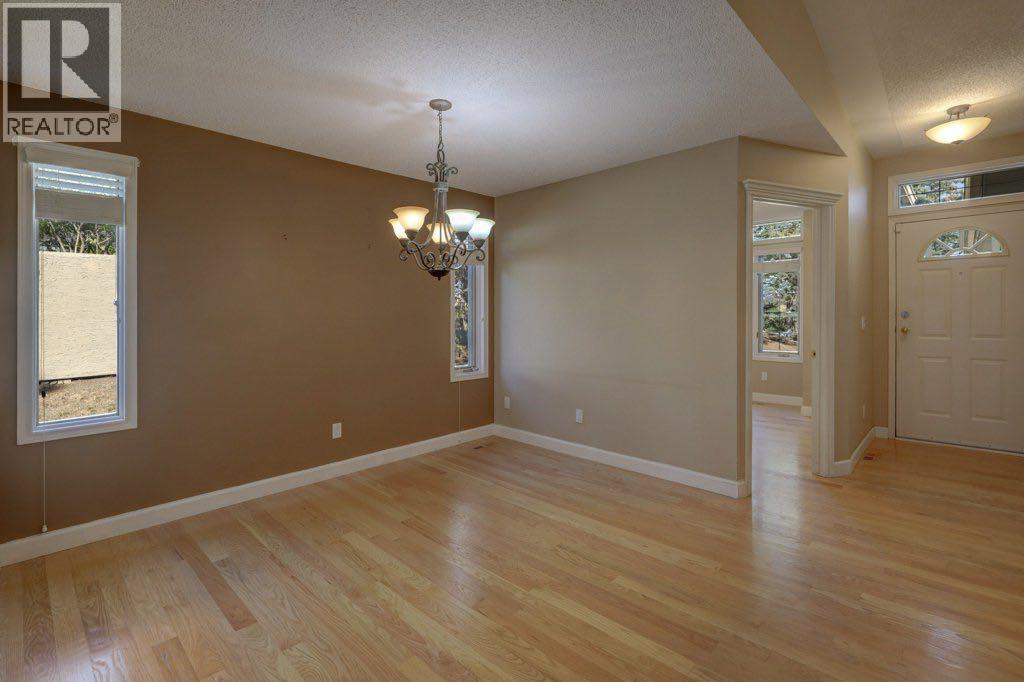 204 Silver Creek Mews Nw, Calgary, Alberta  T3B 5L1 - Photo 4 - A2260595
