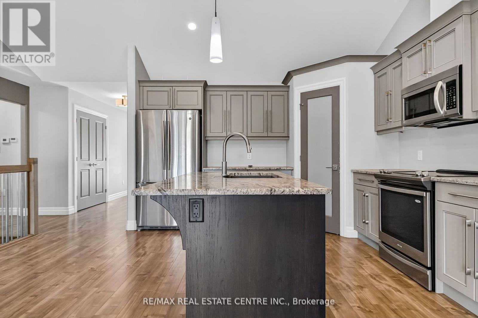 520 Molinari Street, Sarnia, Ontario  N7W 1C5 - Photo 7 - X12450977