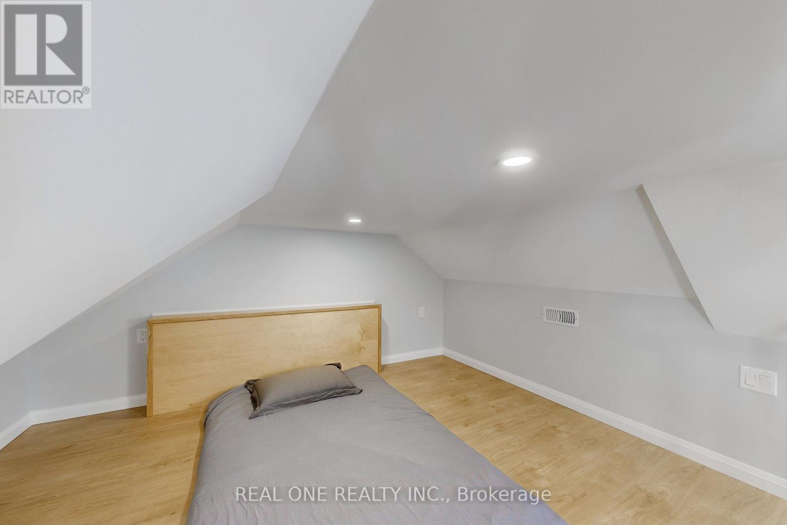 241 Rockaway Beach Place, Innisfil, Ontario  L0L 1K0 - Photo 22 - N12450987