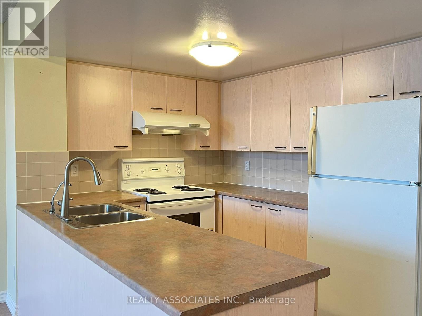 303 - 130 Pond Drive, Markham, Ontario  L3T 7W5 - Photo 12 - N12451008