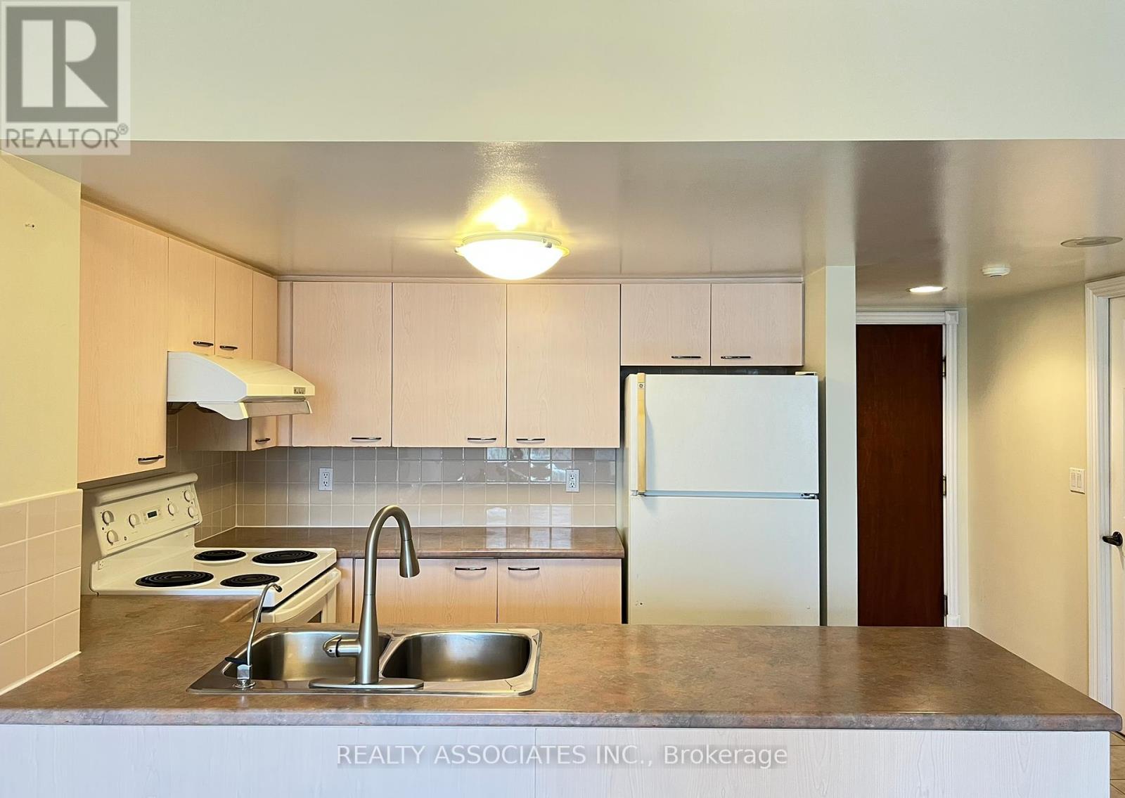 303 - 130 Pond Drive, Markham, Ontario  L3T 7W5 - Photo 13 - N12451008