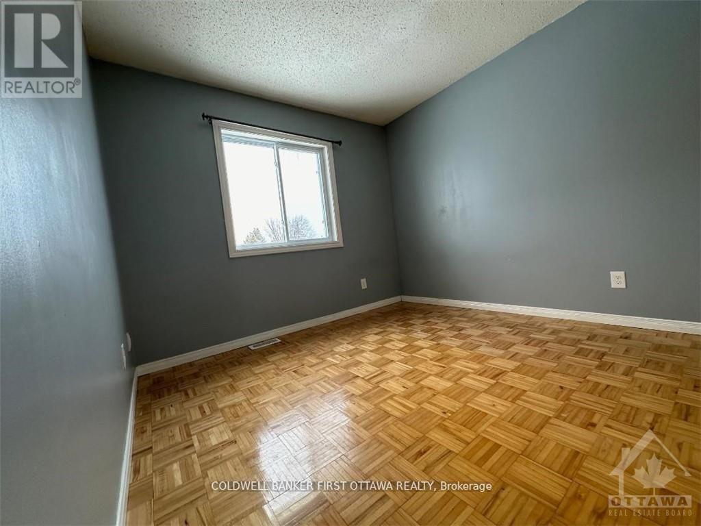 68 Burlington Crescent, Ottawa, Ontario  K1T 3K3 - Photo 10 - X12451073
