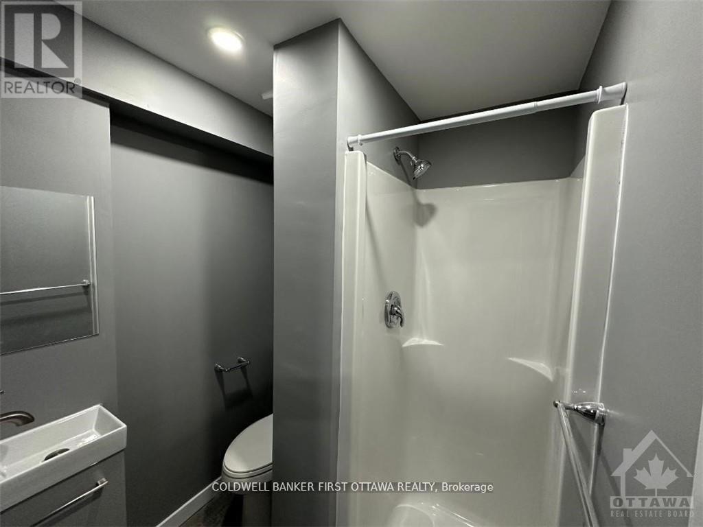 68 Burlington Crescent, Ottawa, Ontario  K1T 3K3 - Photo 14 - X12451073