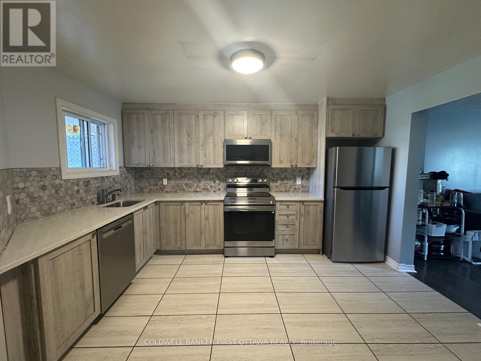 68 Burlington Crescent, Ottawa, Ontario  K1T 3K3 - Photo 17 - X12451073