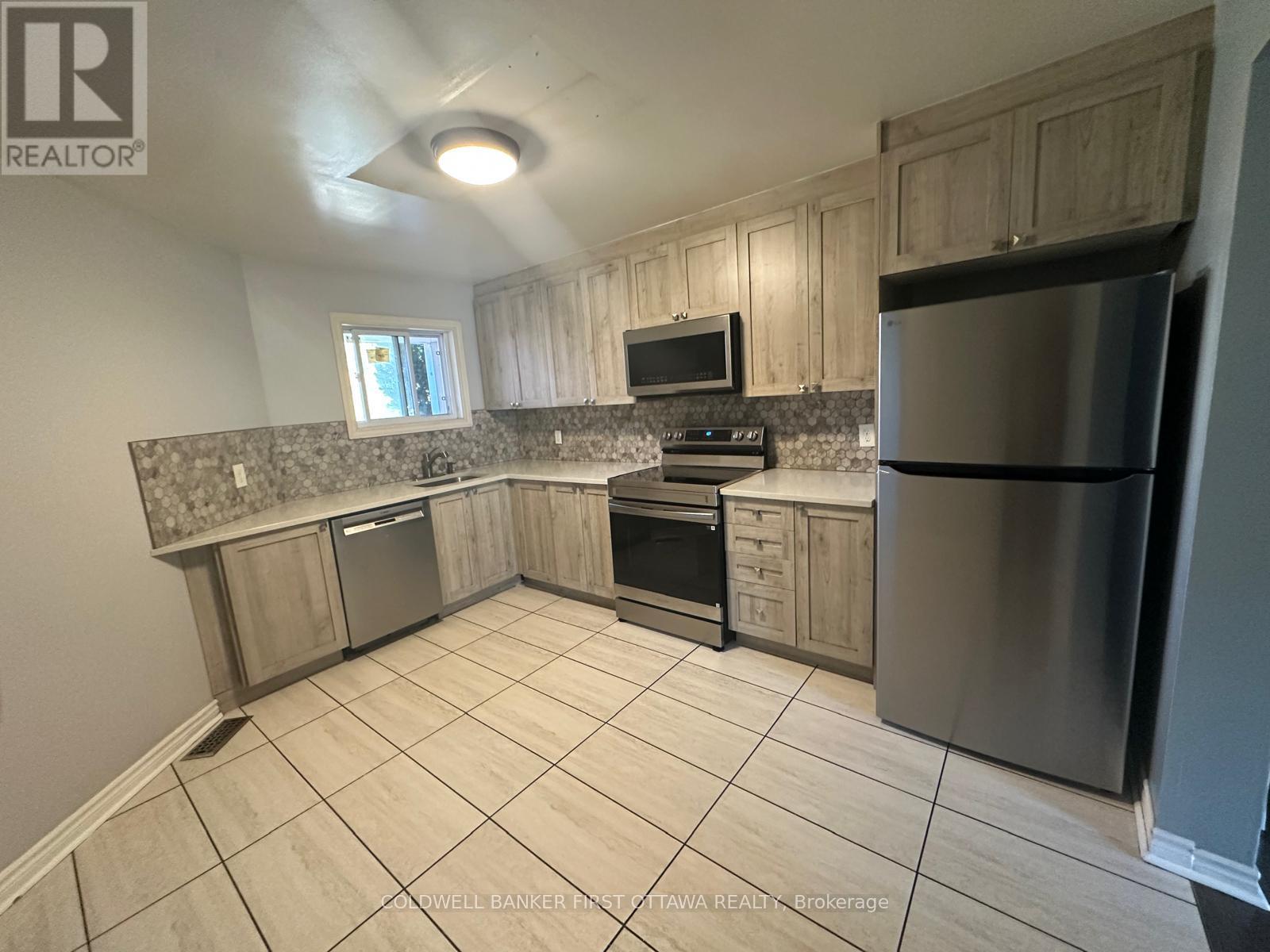 68 Burlington Crescent, Ottawa, Ontario  K1T 3K3 - Photo 19 - X12451073