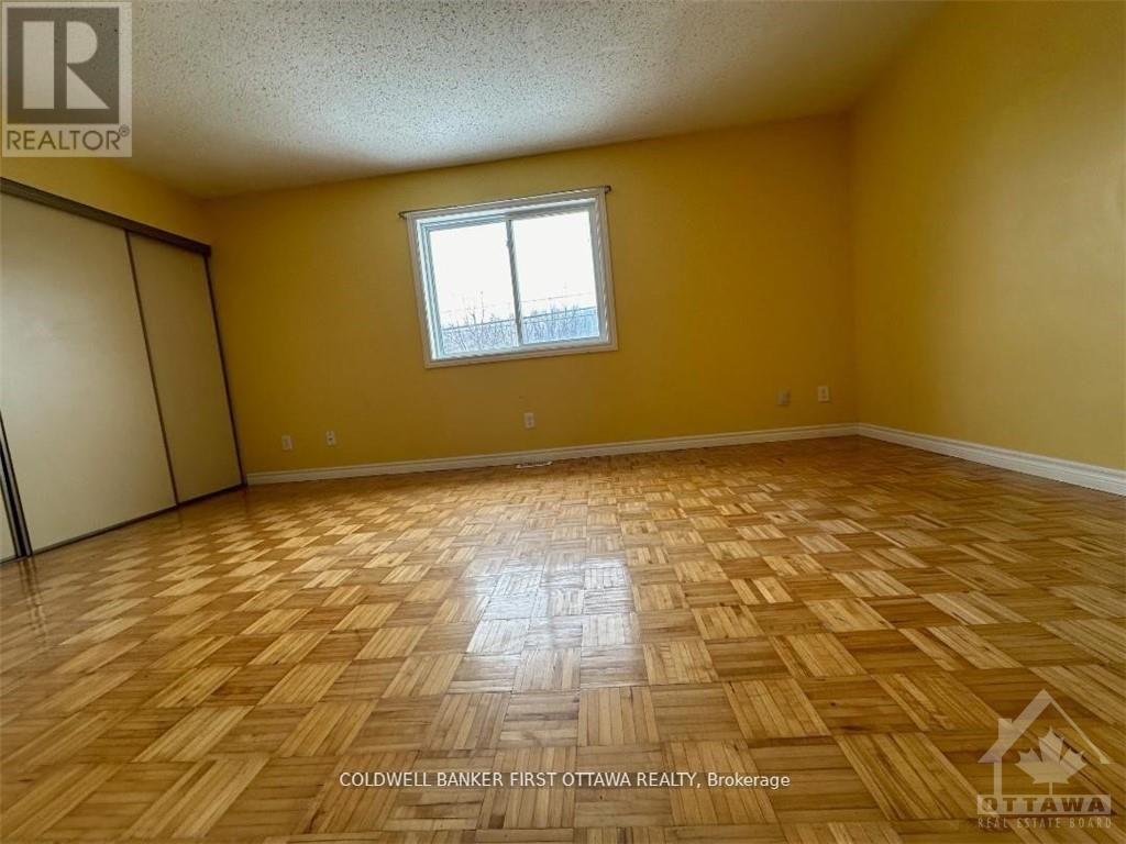 68 Burlington Crescent, Ottawa, Ontario  K1T 3K3 - Photo 6 - X12451073