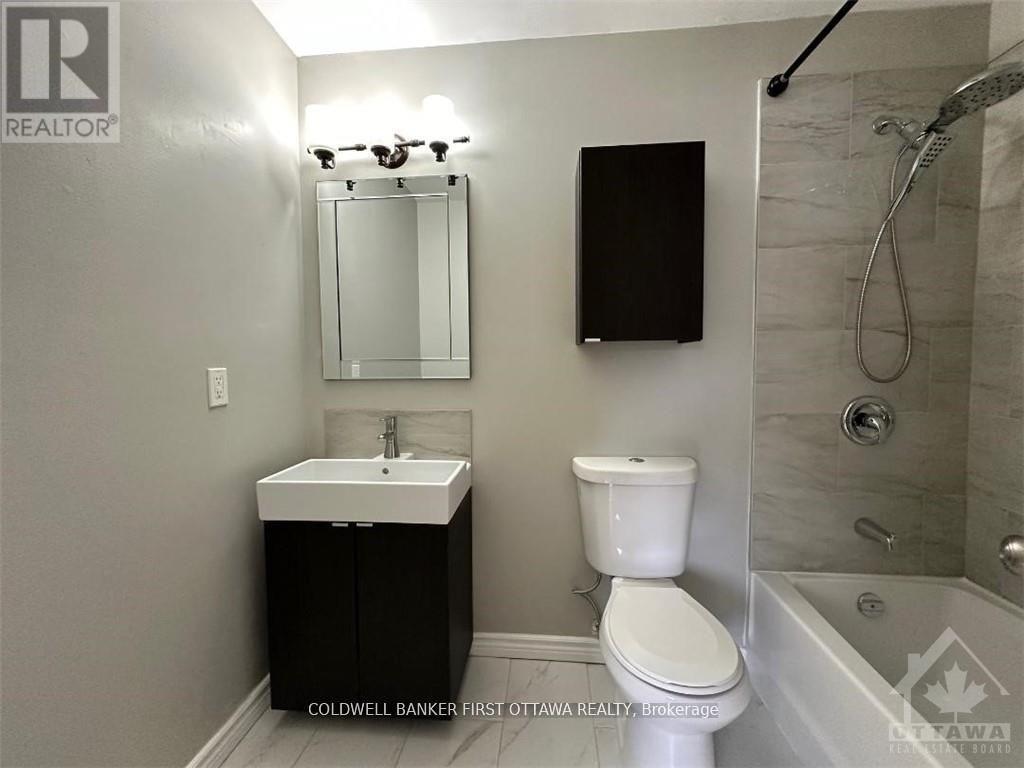 68 Burlington Crescent, Ottawa, Ontario  K1T 3K3 - Photo 7 - X12451073