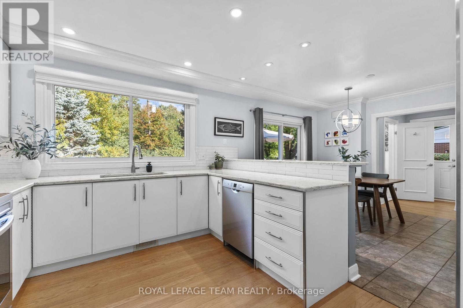 937 Kingsmere Avenue, Ottawa, Ontario  K2A 3K2 - Photo 7 - X12451080