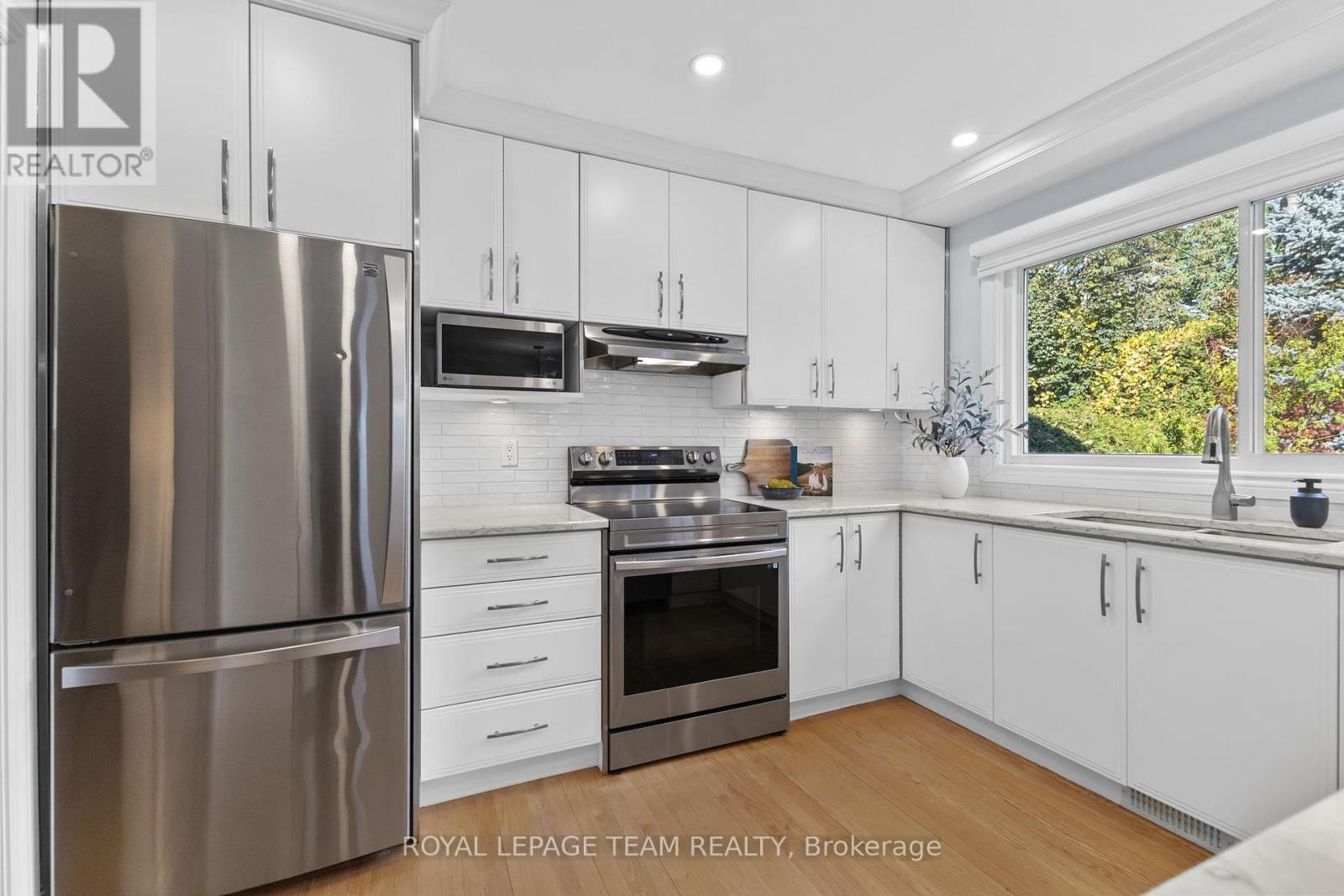 937 Kingsmere Avenue, Ottawa, Ontario  K2A 3K2 - Photo 8 - X12451080