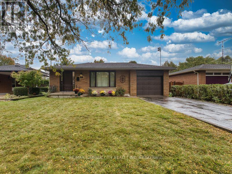 17 Regent Drive, St. Catharines, Ontario  L2M 3L6 - Photo 1 - X12451048