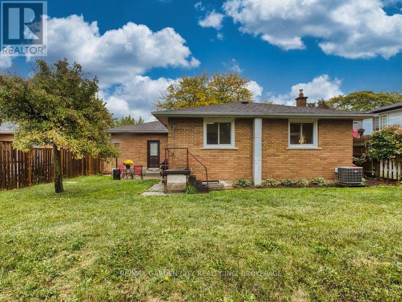 17 Regent Drive, St. Catharines, Ontario  L2M 3L6 - Photo 11 - X12451048