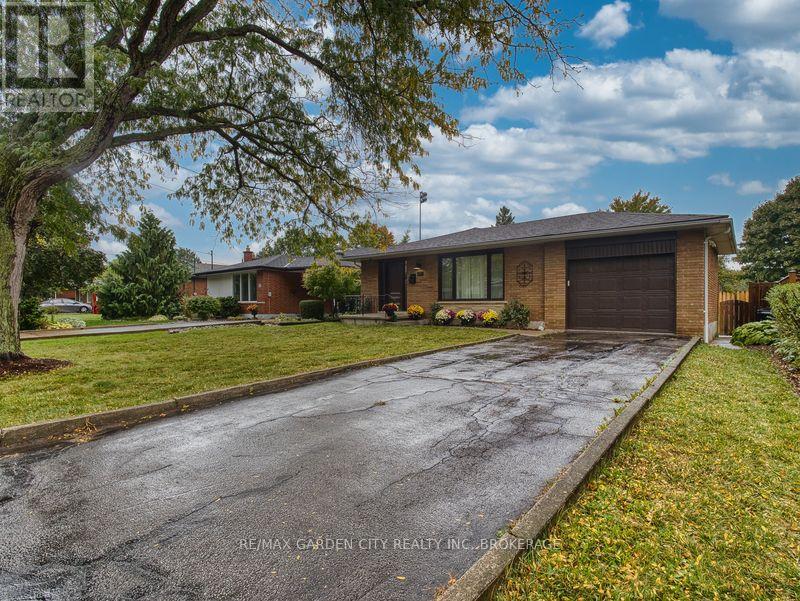 17 Regent Drive, St. Catharines, Ontario  L2M 3L6 - Photo 2 - X12451048