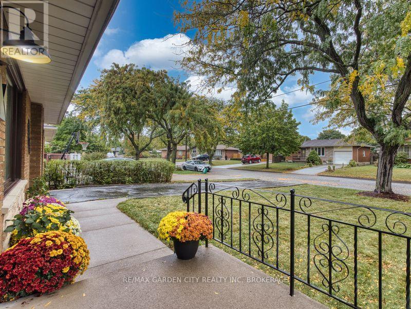 17 Regent Drive, St. Catharines, Ontario  L2M 3L6 - Photo 4 - X12451048