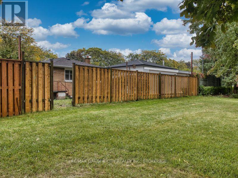 17 Regent Drive, St. Catharines, Ontario  L2M 3L6 - Photo 7 - X12451048