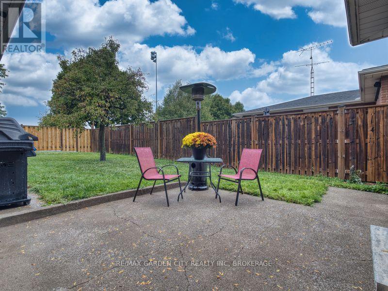 17 Regent Drive, St. Catharines, Ontario  L2M 3L6 - Photo 9 - X12451048