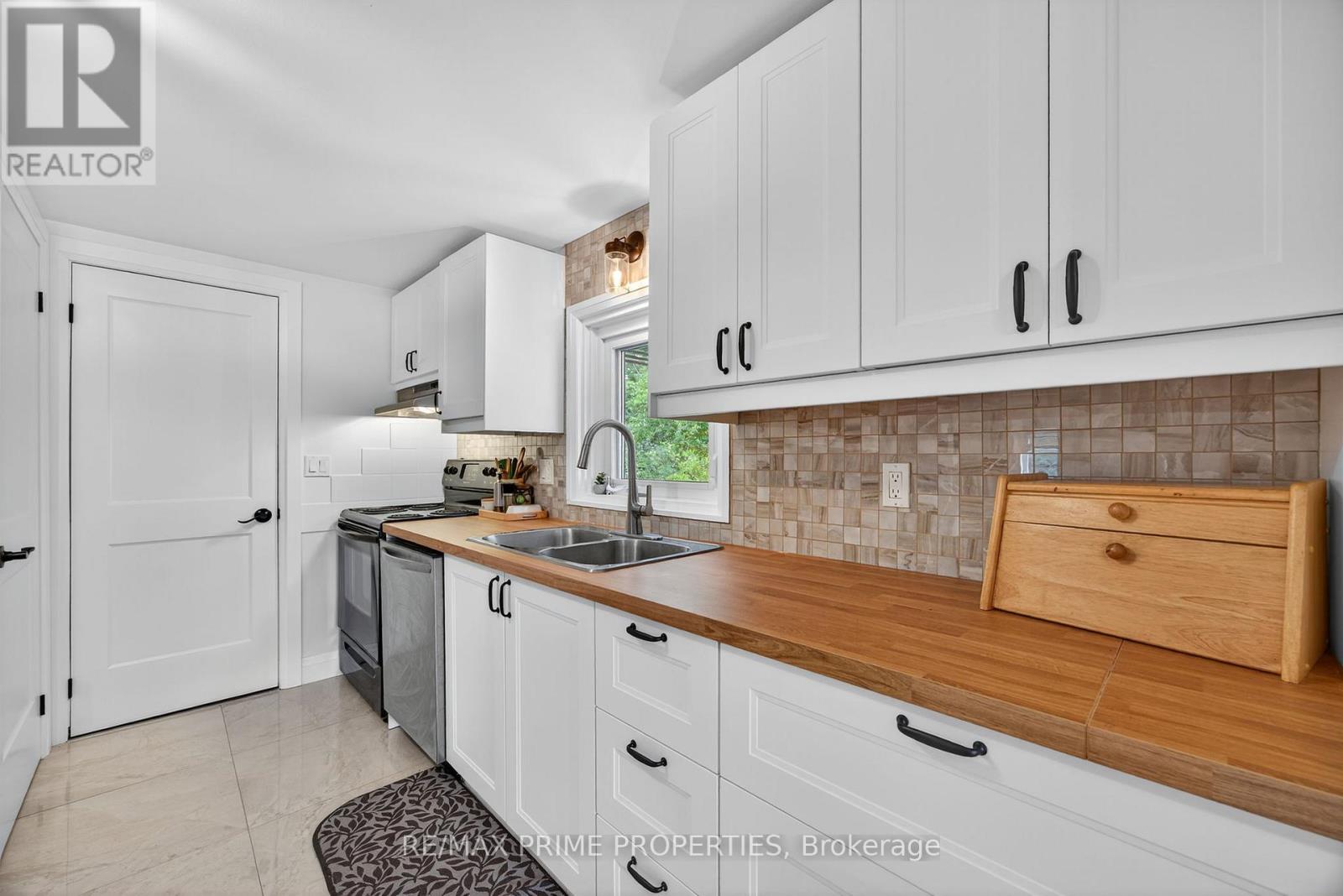 5670 Thomas Drive, Georgina, Ontario  L0E 1A0 - Photo 10 - N12451079