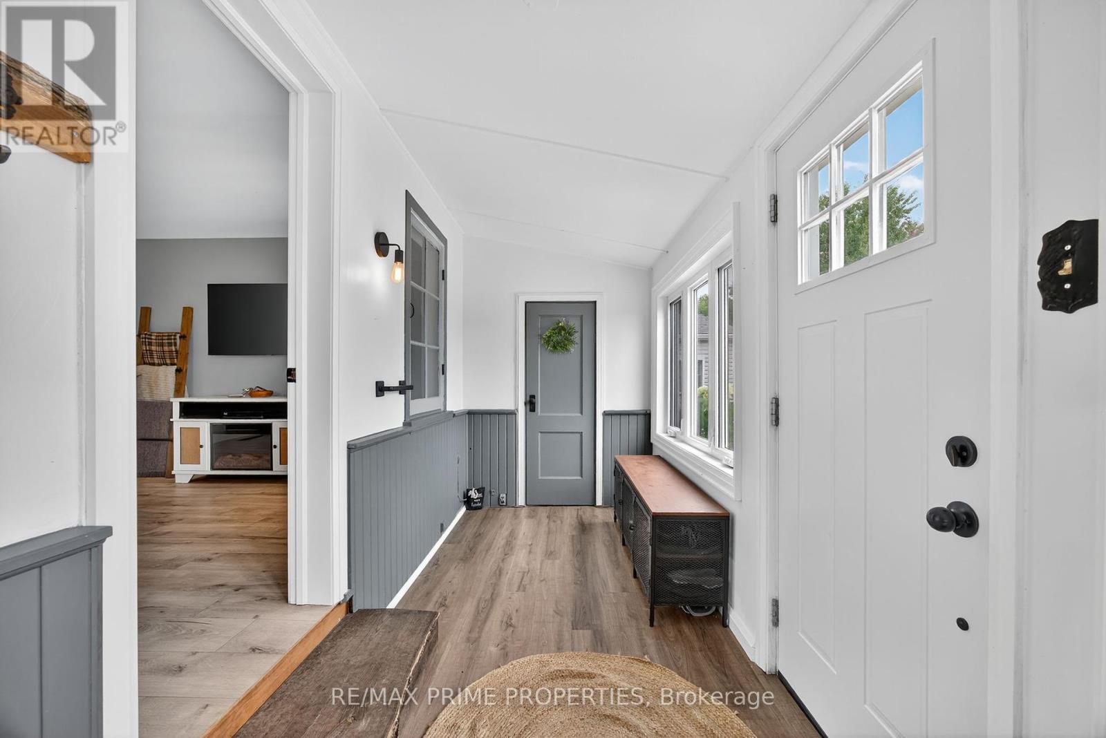 5670 Thomas Drive, Georgina, Ontario  L0E 1A0 - Photo 4 - N12451079