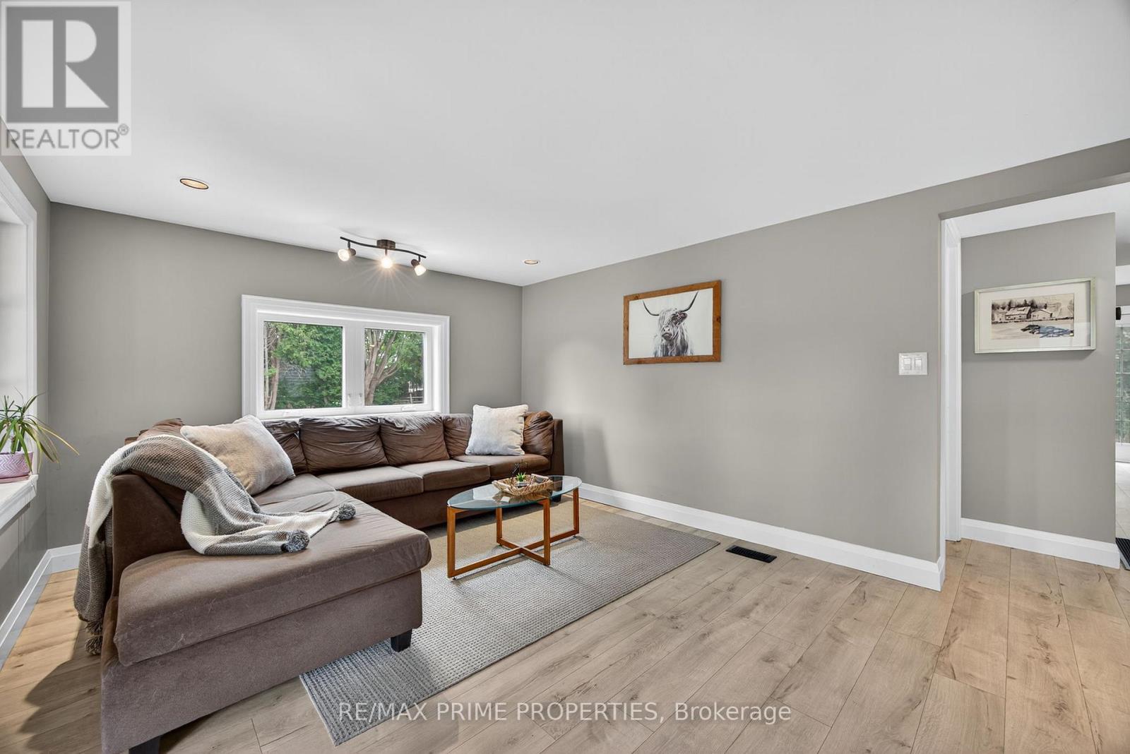 5670 Thomas Drive, Georgina, Ontario  L0E 1A0 - Photo 5 - N12451079