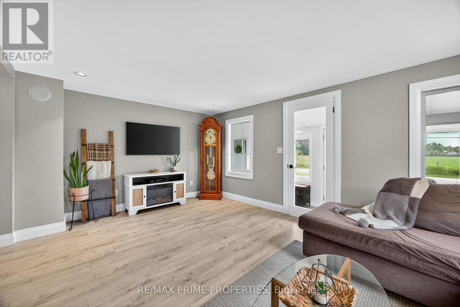 5670 Thomas Drive, Georgina, Ontario  L0E 1A0 - Photo 6 - N12451079
