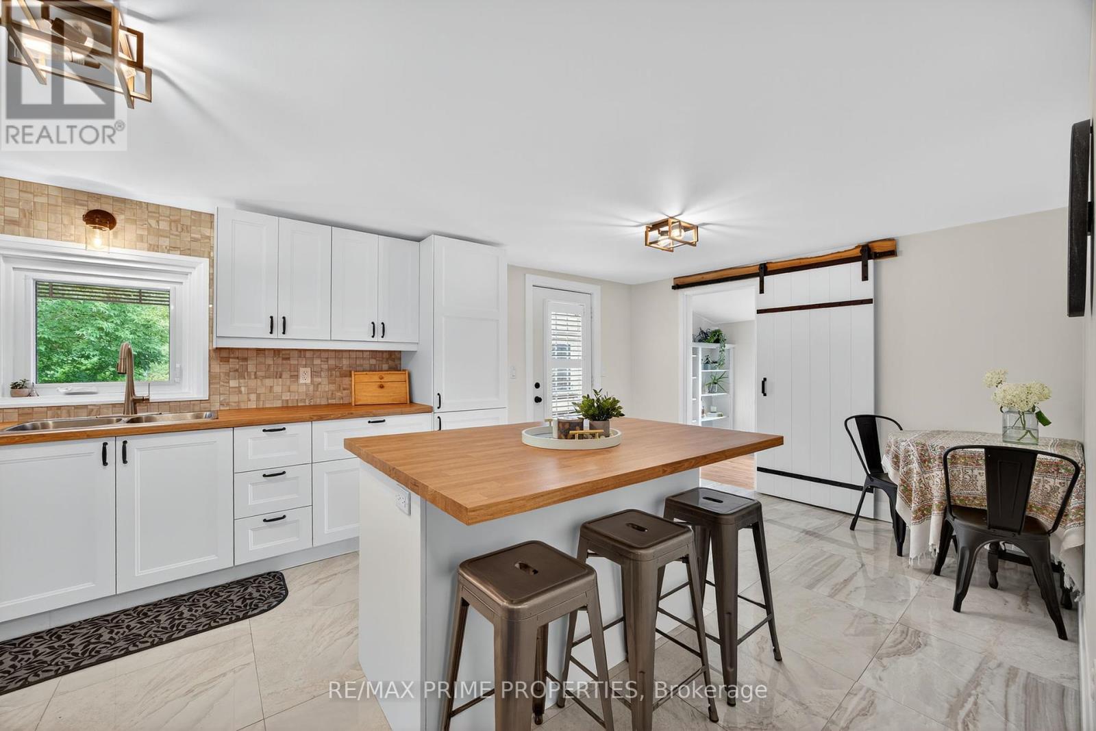 5670 Thomas Drive, Georgina, Ontario  L0E 1A0 - Photo 7 - N12451079