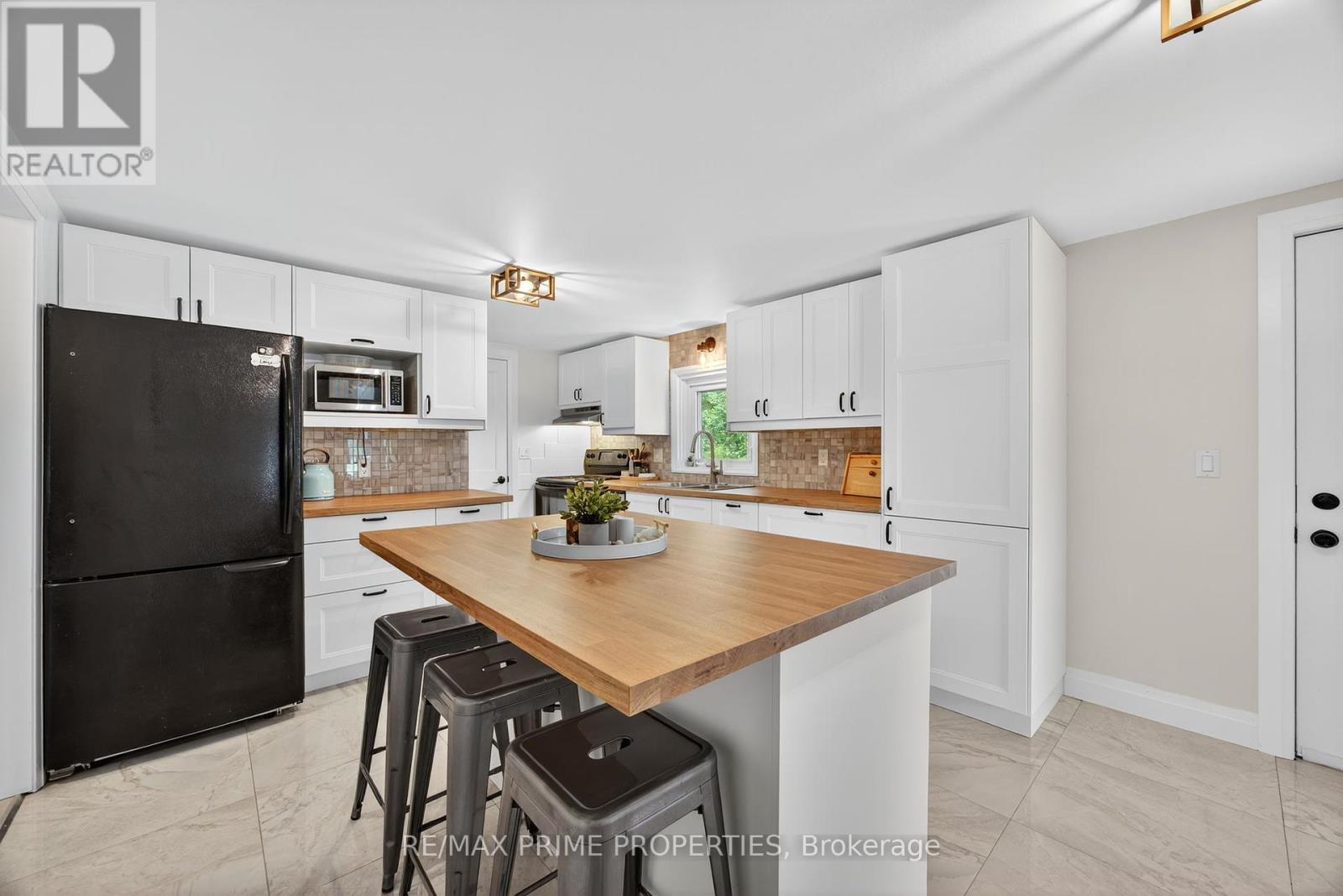 5670 Thomas Drive, Georgina, Ontario  L0E 1A0 - Photo 8 - N12451079