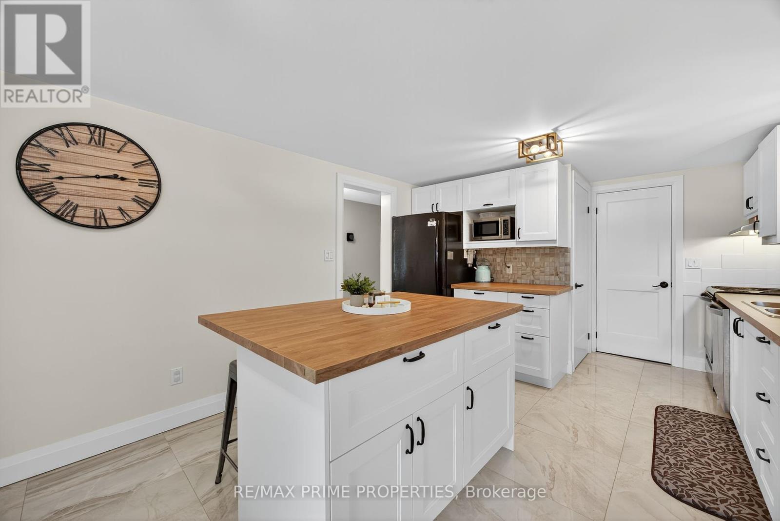 5670 Thomas Drive, Georgina, Ontario  L0E 1A0 - Photo 9 - N12451079