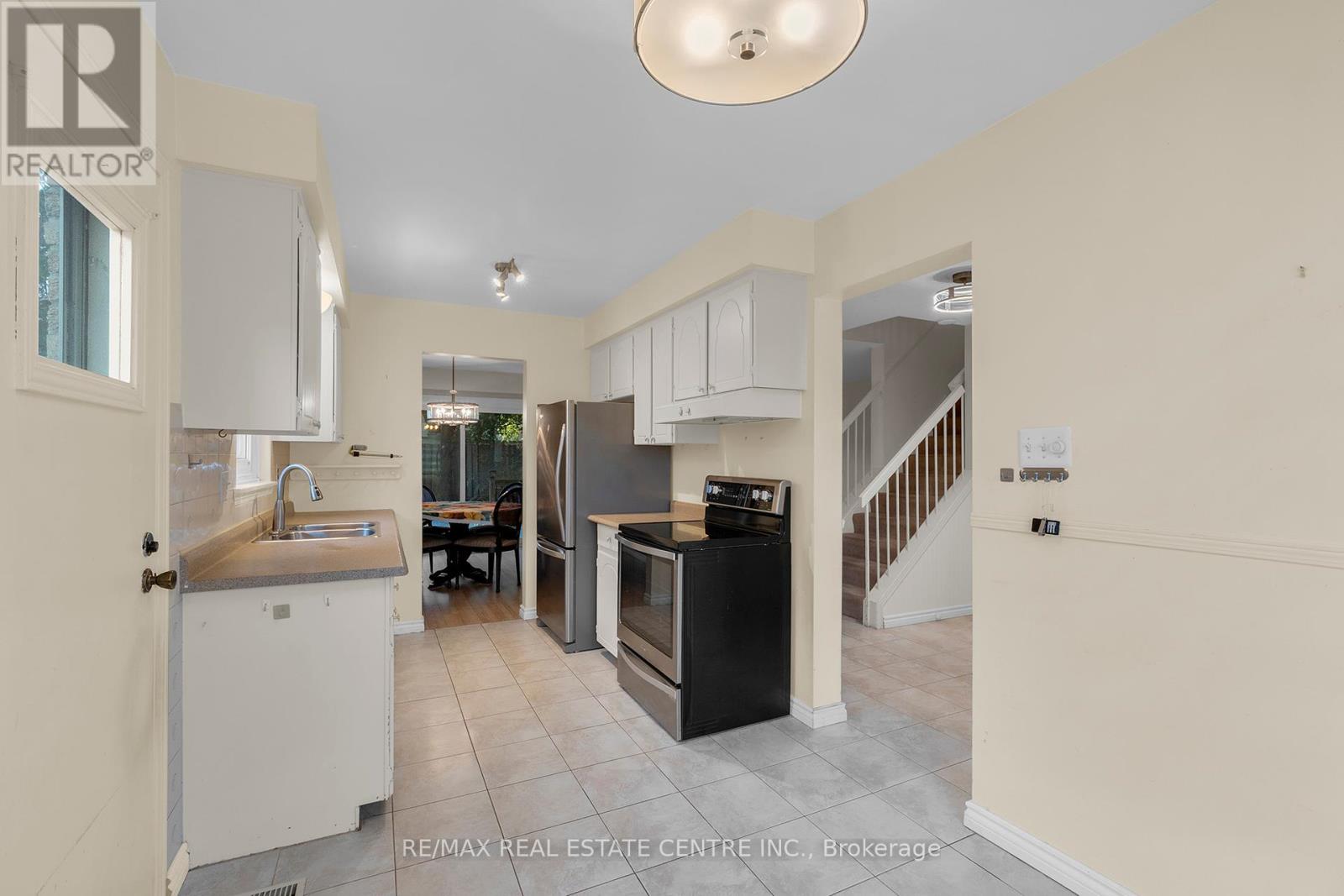 24 Thatcher Court, Brampton, Ontario  L6Z 1C8 - Photo 12 - W12451074
