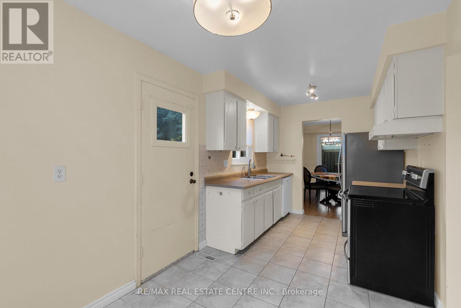 24 Thatcher Court, Brampton, Ontario  L6Z 1C8 - Photo 13 - W12451074