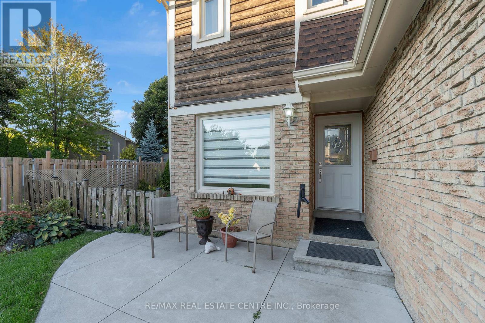 24 Thatcher Court, Brampton, Ontario  L6Z 1C8 - Photo 2 - W12451074