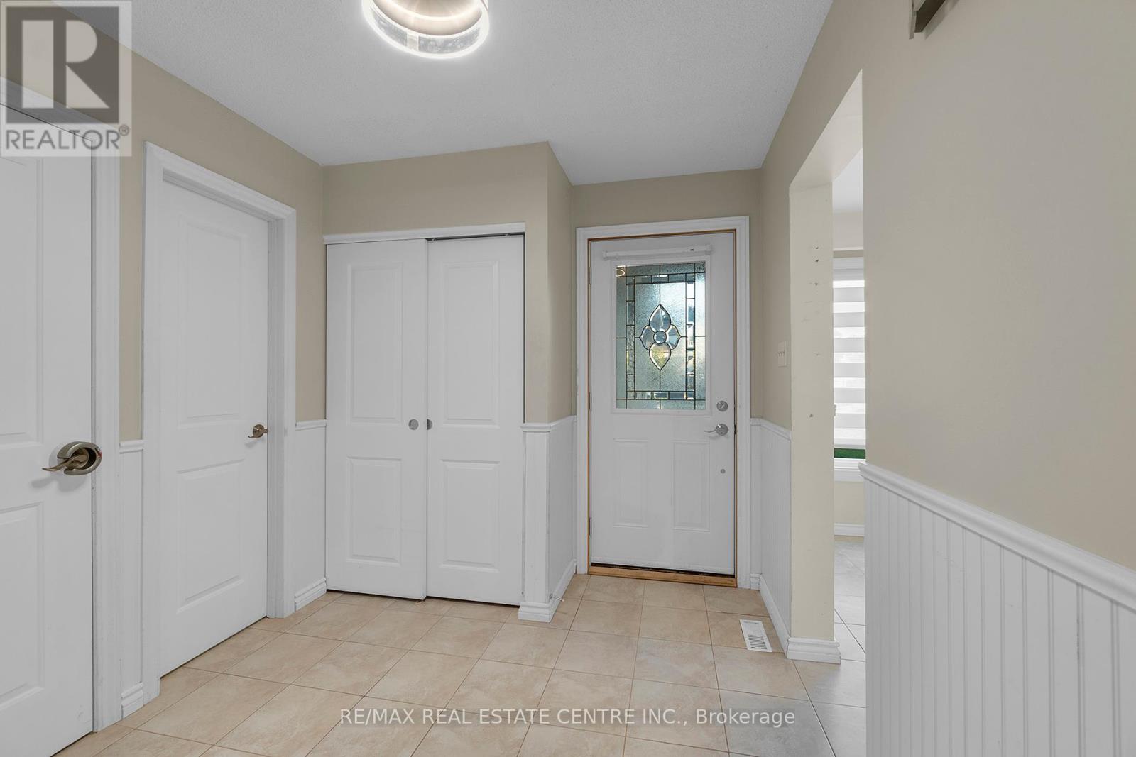24 Thatcher Court, Brampton, Ontario  L6Z 1C8 - Photo 3 - W12451074