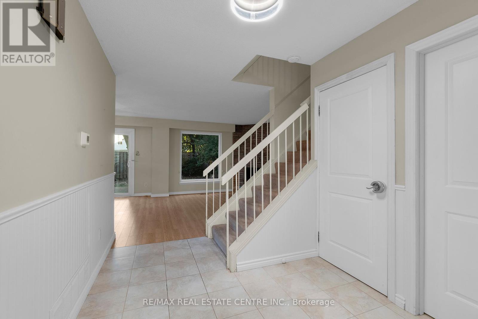 24 Thatcher Court, Brampton, Ontario  L6Z 1C8 - Photo 4 - W12451074
