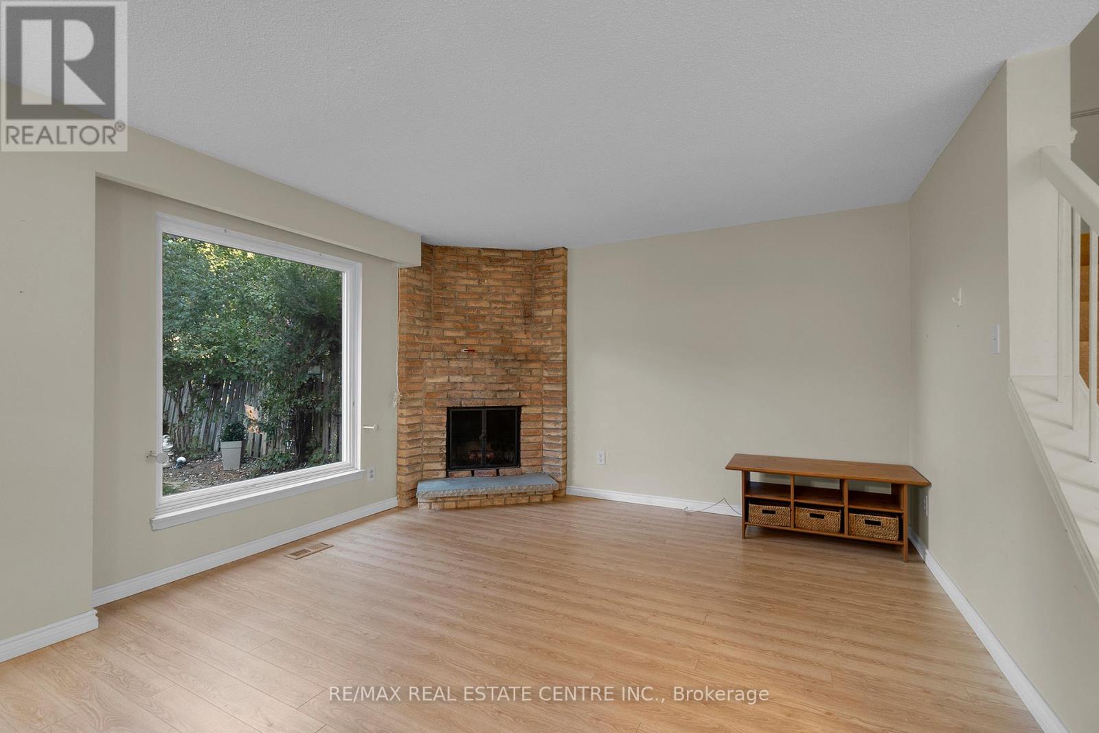 24 Thatcher Court, Brampton, Ontario  L6Z 1C8 - Photo 5 - W12451074