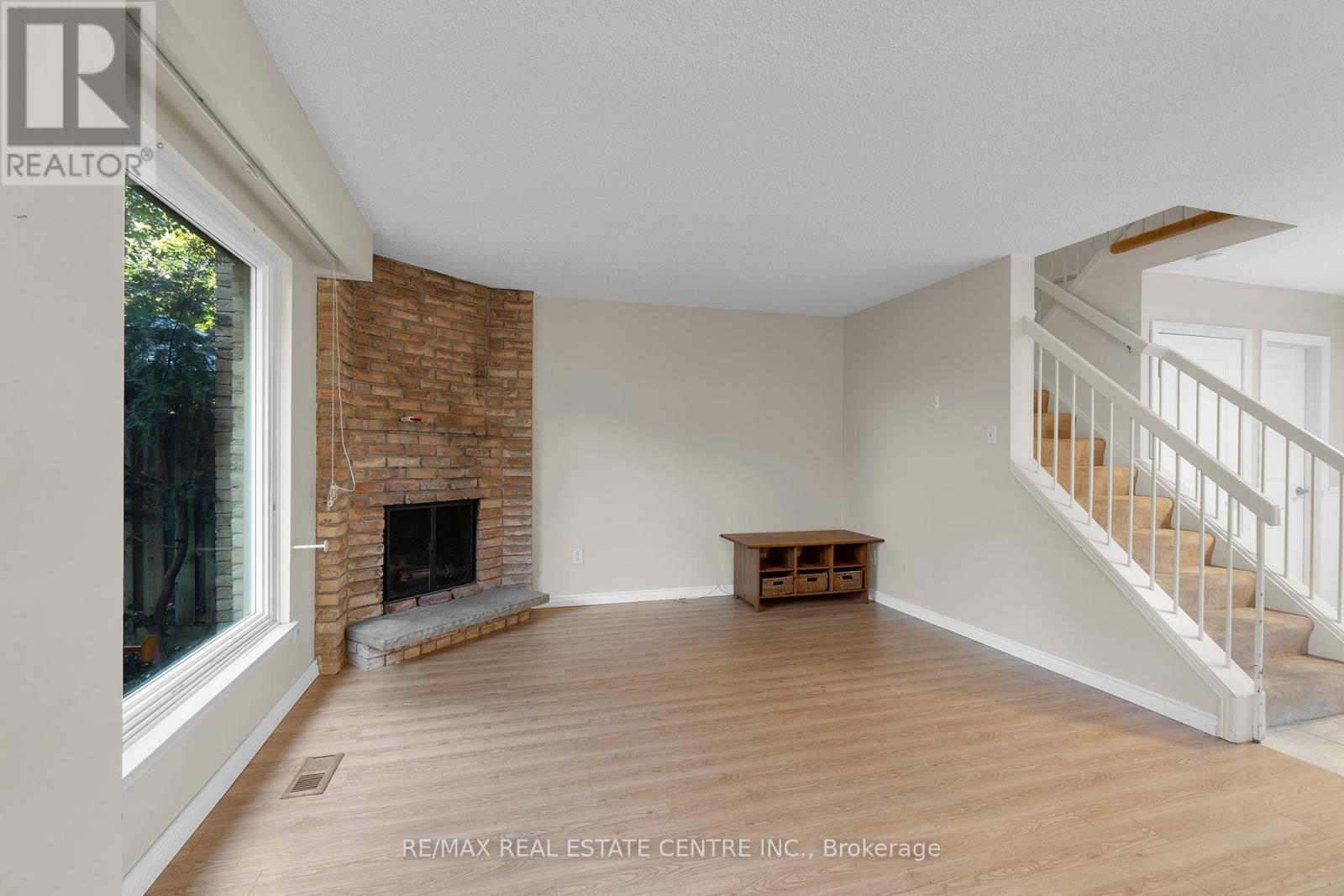 24 Thatcher Court, Brampton, Ontario  L6Z 1C8 - Photo 6 - W12451074