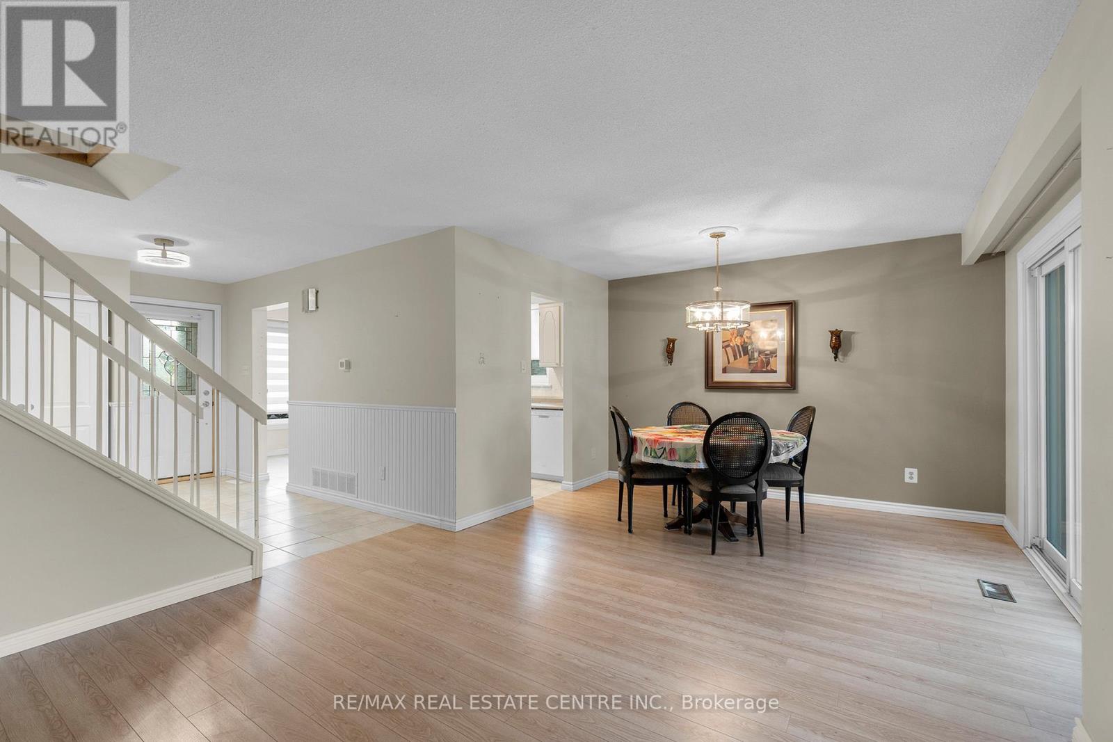 24 Thatcher Court, Brampton, Ontario  L6Z 1C8 - Photo 7 - W12451074