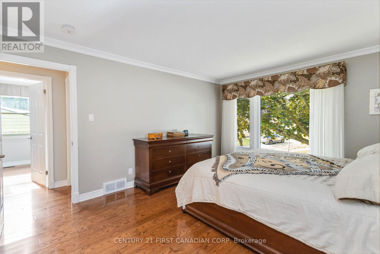 50 Farnham Crescent, London South, Ontario  N6K 1K1 - Photo 19 - X12451115
