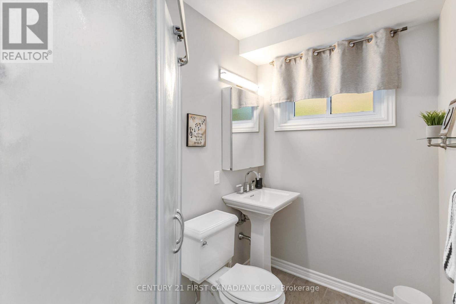50 Farnham Crescent, London South, Ontario  N6K 1K1 - Photo 32 - X12451115