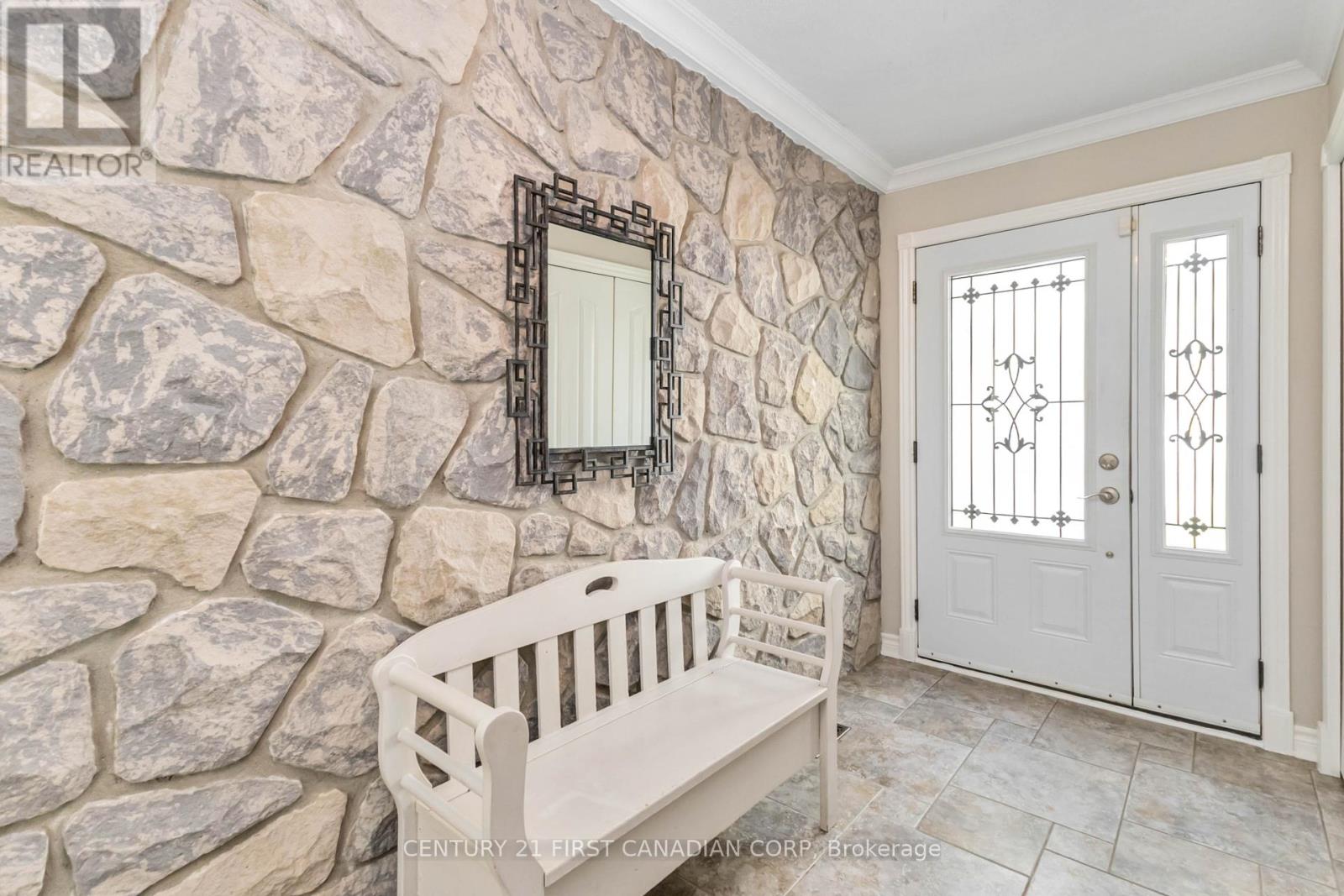 50 Farnham Crescent, London South, Ontario  N6K 1K1 - Photo 4 - X12451115