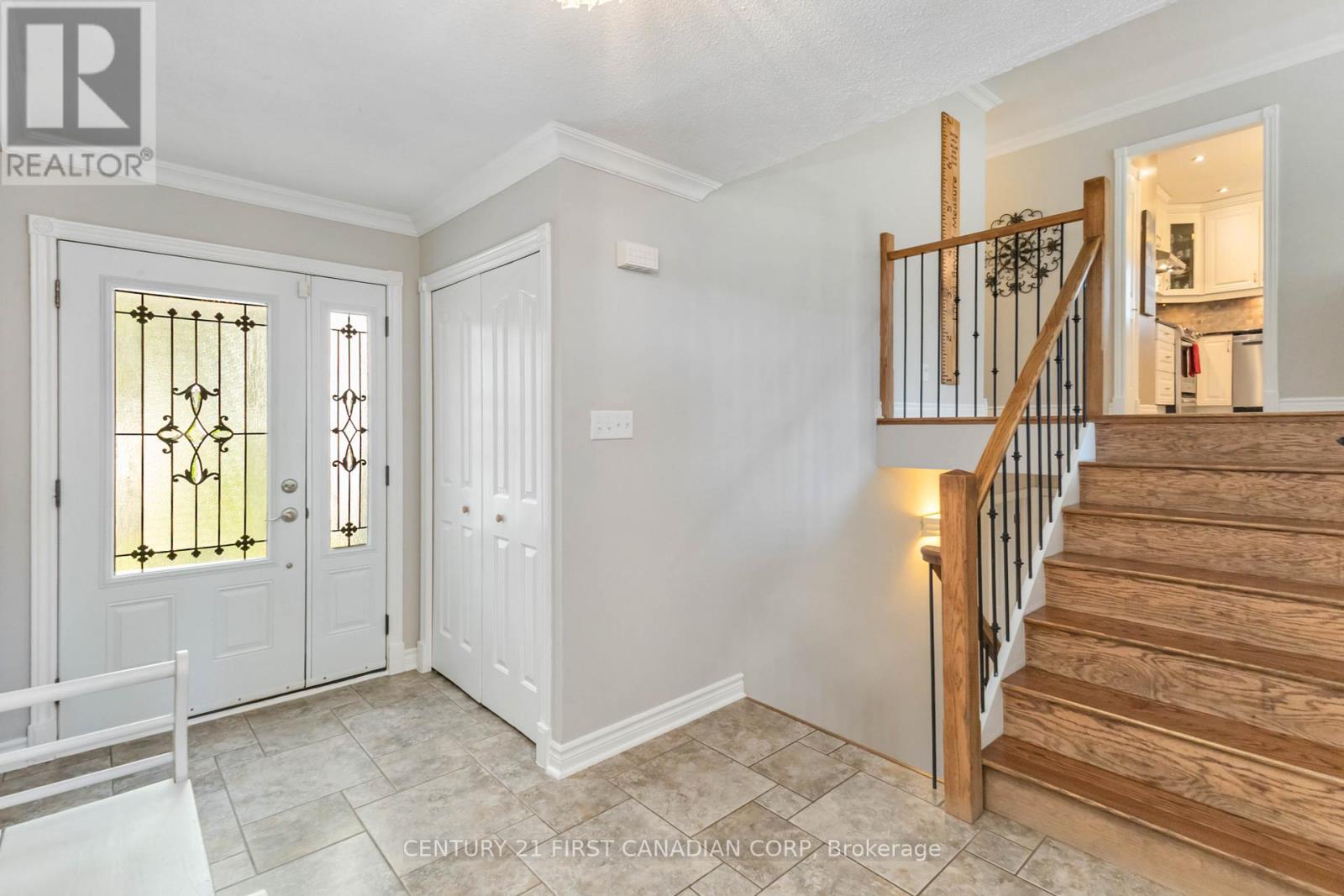 50 Farnham Crescent, London South, Ontario  N6K 1K1 - Photo 5 - X12451115