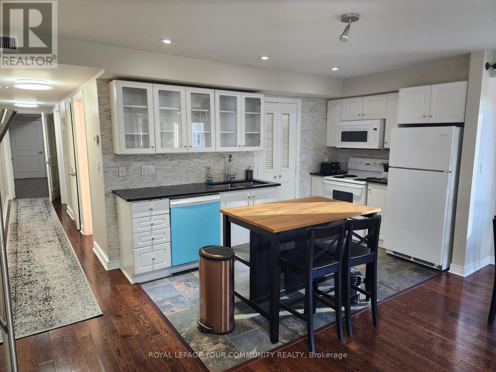 202 - 80 Aerodrome Crescent, Toronto, Ontario  M4G 4J1 - Photo 2 - C12451110