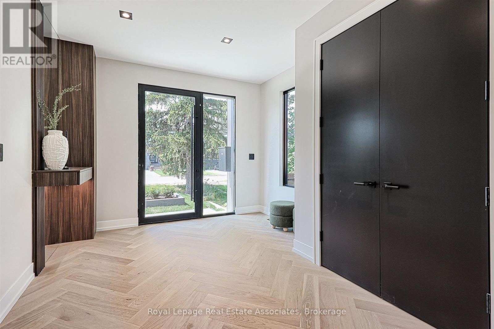 700 Montbeck Crescent, Mississauga, Ontario  L5G 1P3 - Photo 5 - W12451123