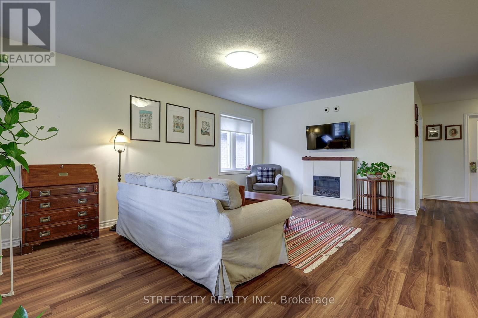31 Acorn Trail, St. Thomas, Ontario  N5R 0H5 - Photo 3 - X12451150