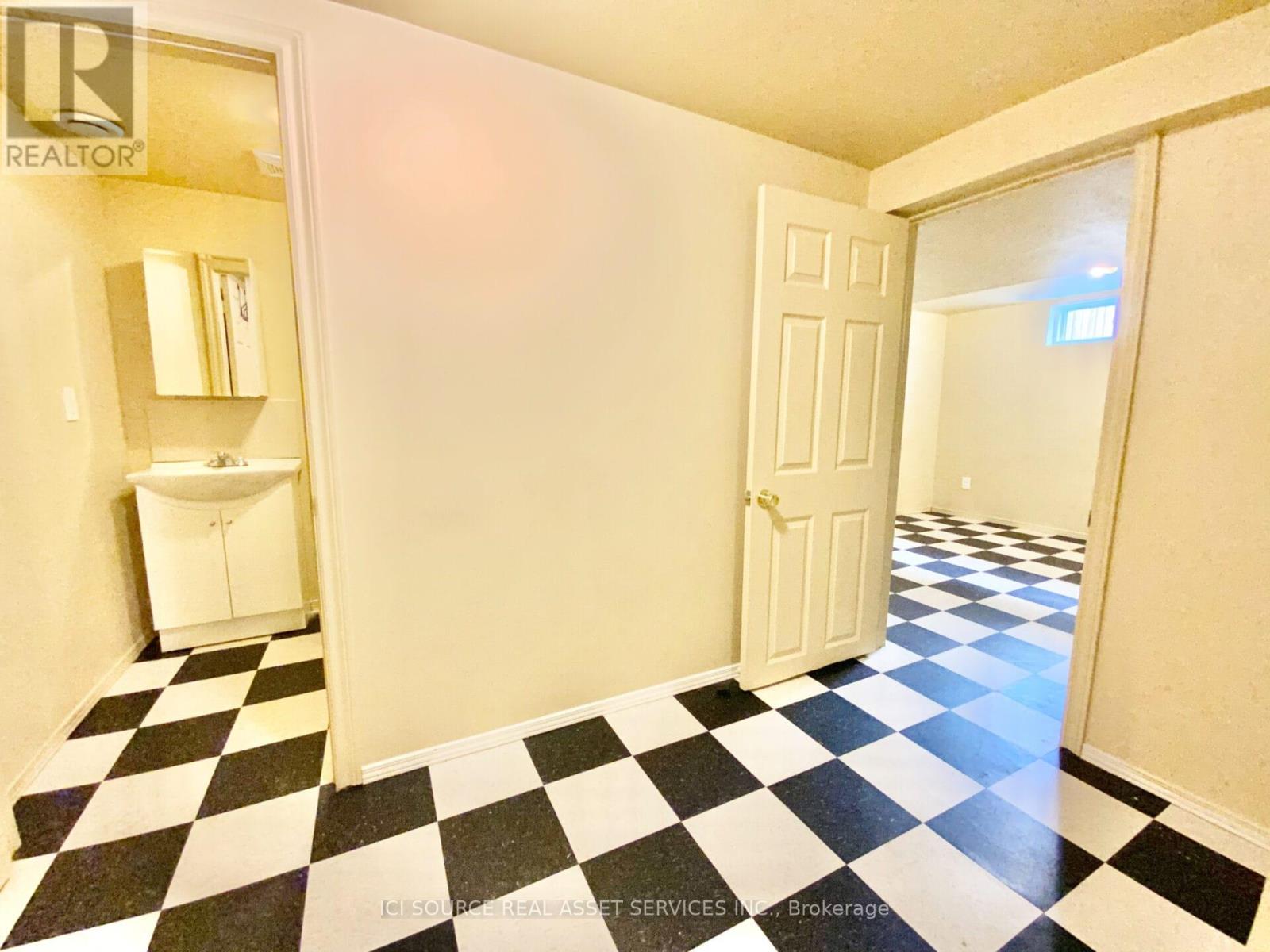 1393 Claymor Avenue, Ottawa, Ontario  K2C 1S5 - Photo 13 - X12451109