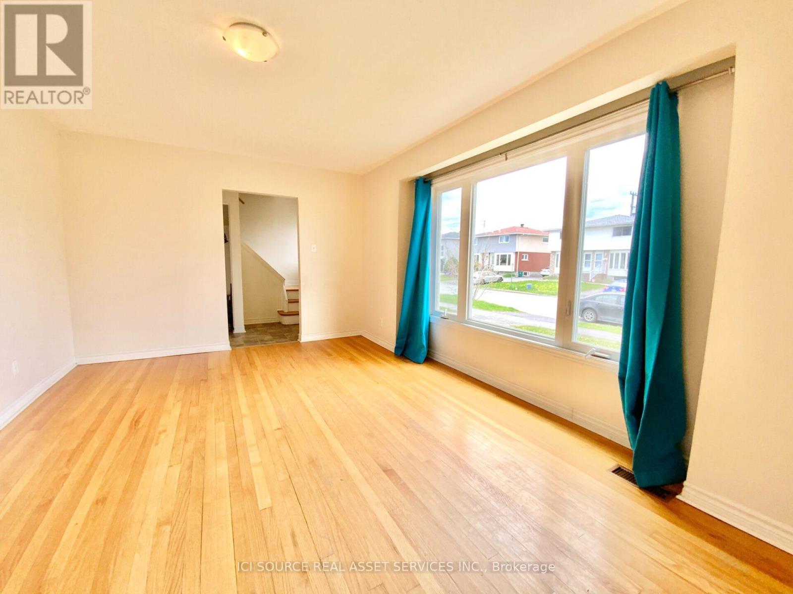 1393 Claymor Avenue, Ottawa, Ontario  K2C 1S5 - Photo 3 - X12451109
