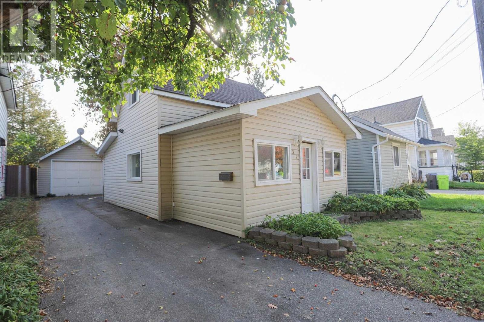 39 Hawthorne Ave, Sault Ste. Marie, Ontario  P6B 1C6 - Photo 2 - SM252887