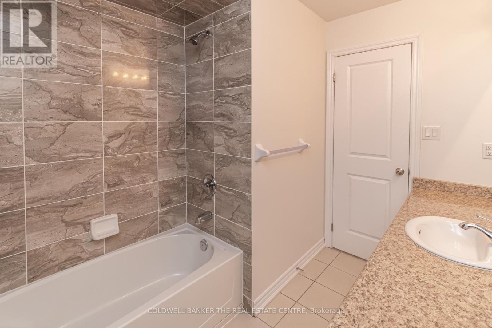 1542 Marling Street, Innisfil, Ontario  L0L 1W0 - Photo 14 - N12451143
