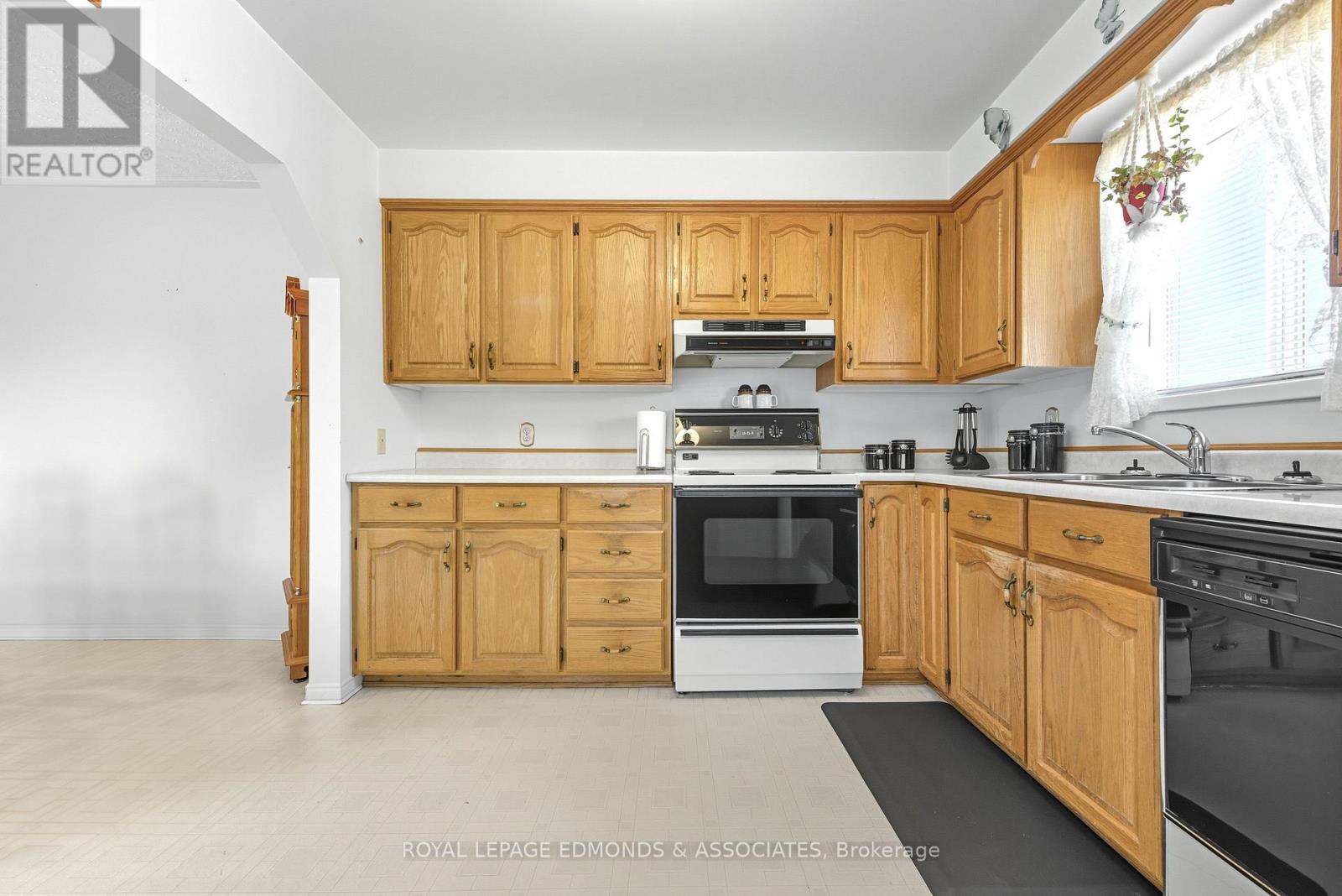 661 Angle Street, Laurentian Valley, Ontario  K8A 5E6 - Photo 18 - X12451158